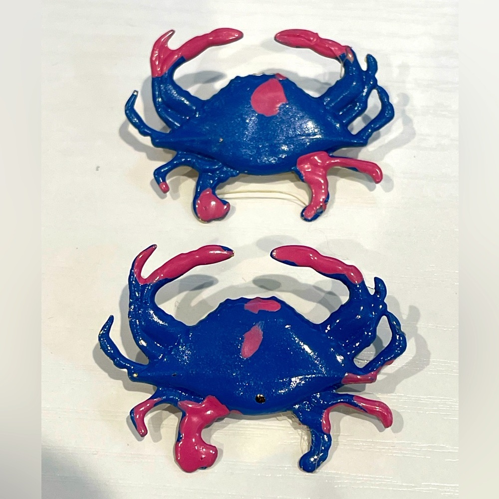 Crab brooch pin lot of 2 pink blue costume fun